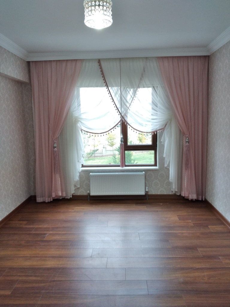 Pudra Pembe Kruvaze Drapeli Perde