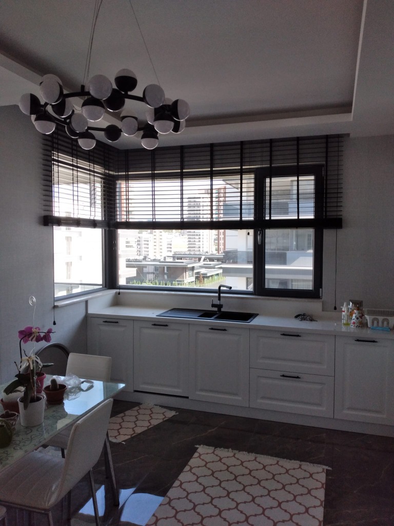 Köşe Pencere Mutfak Jaluzi Montajı